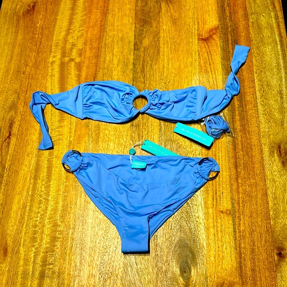 Bikini - Picture 1 of 2